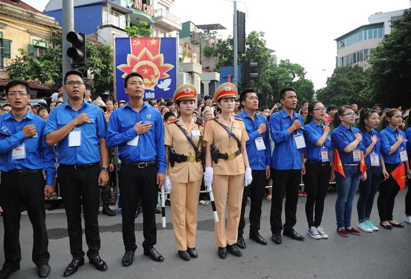 Giây phút chào cờ thiêng liêng