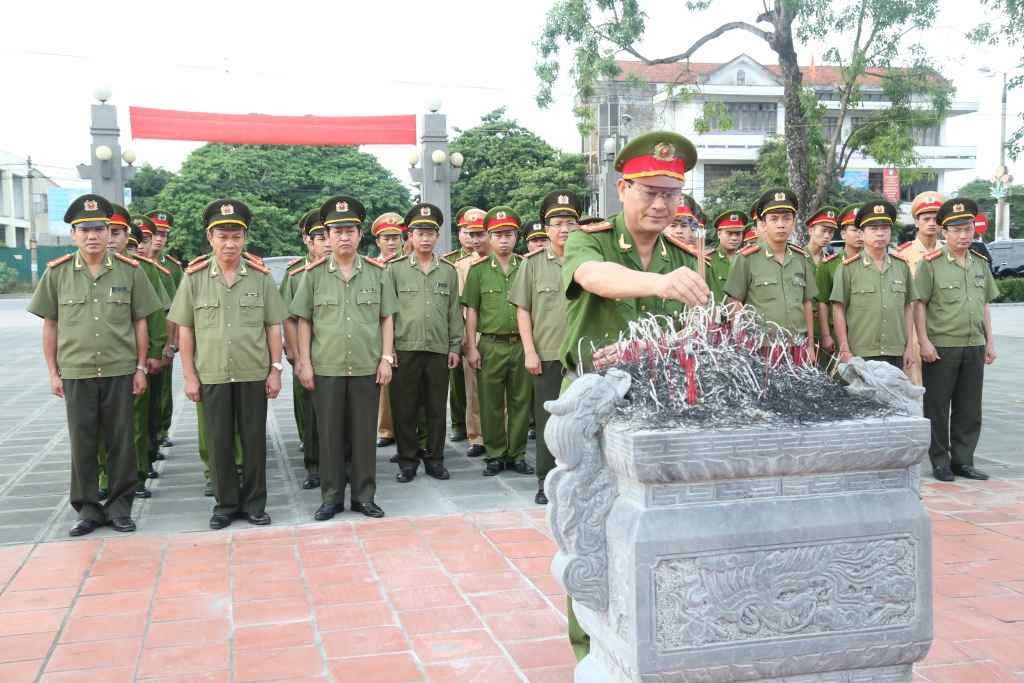 Đồng chí Đại tá Nguyễn Hữu Cầu, Ủy viên BTV tỉnh ủy - Bí thư Đảng ủy – Giám đốc Công an dâng hương tại khu di tích