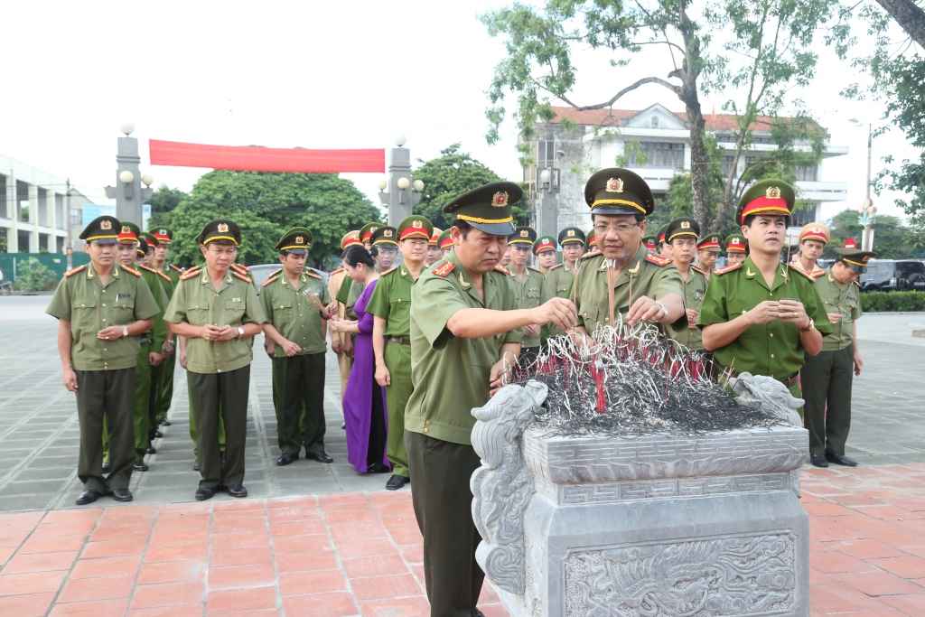 Lãnh đạo Công an tỉnh dâng hương tại khu di tích