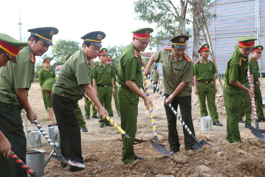 Trồng cây lưu niệm tại khu di tích