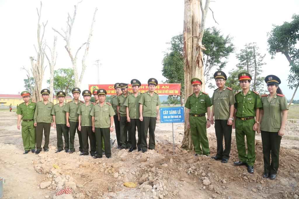 Chụp ảnh lưu niệm tại khu di tích
