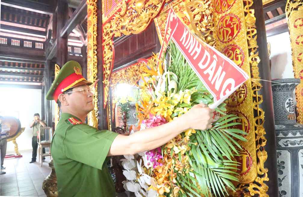 Công an Nghệ An dâng hoa, dâng hương tại Khu tưởng niệm Xô Viết Nghệ Tĩnh