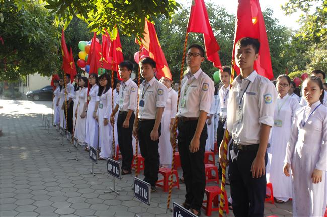 Các học sinh nghiêm trang lễ chào cờ