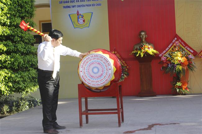Chủ tịch Nguyễn Xuân Đường dự lễ khai giảng tại Trường Phan Bội Châu