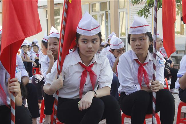 Các em học sinh trường tiểu học Hưng Dũng nô nức trong ngày khai giảng