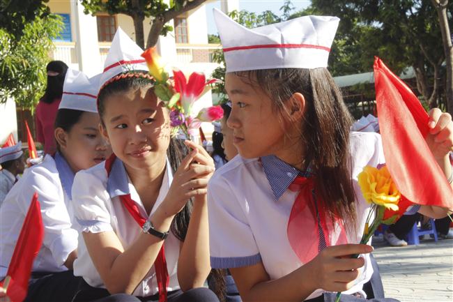 Các em trường THCS Hưng Dũng nô nức trong ngày khai giảng
