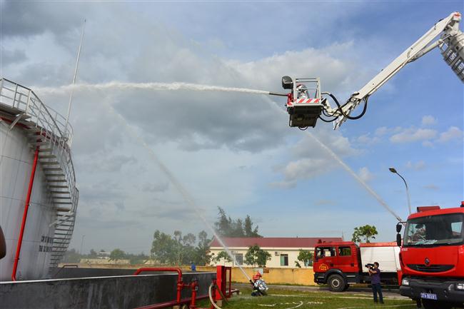 Diễn tập chữa cháy tại kho xăng dầu sân bay Vinh