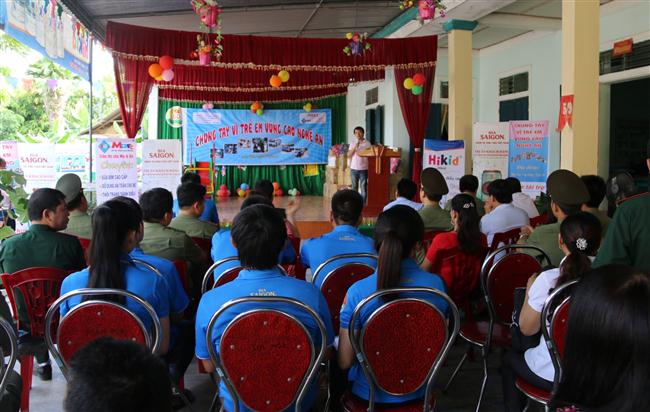 Đại diện Công an tỉnh và các đơn vị tài trợ cùng chính quyền địa phương tham gia các hoạt động
