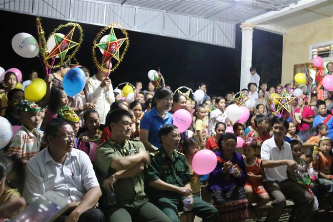 Chung vui đêm Trung thu sớm với trẻ em