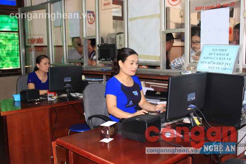 Vé tàu điện tử: Tiện lợi nhưng cần hướng dẫn cụ thể hơn