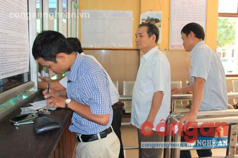 Người dân vẫn còn lạ lẫm với vé tàu điện tử. Phần lớn họ quen với việc mua, thanh toán tại các cửa bán vé tại ga