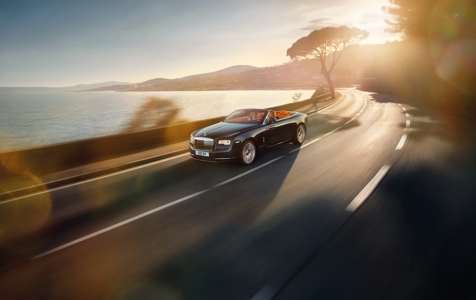 Sức mạnh chưa bao giờ thiếu trên những chiếc Rolls-Royce và Dawn cũng như vậy. Xe được trang bị một động cơ V12 6.6L cho công suất 563 mã lực tại 5.250 vòng/phút và mô-men xoắn cực đại 780 Nm 1.500 vòng/phút. Dawn có thể tăng tốc từ 0-100 km/h trong 4,9 giây và đạt tốc độ tối đa ở 250 km/h (giới hạn điện tử.)
