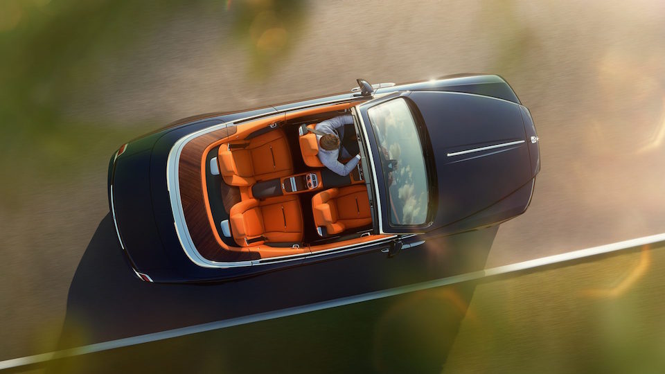 Rolls-Royce Dawn là một chiếc xe mui xếp hạng siêu sang có vẻ đẹp đầy quyến rũ như những tia nắng sớm lúc hừng đông. Nếu ai đó không thích Rolls-Royce vì dáng vẻ cục mịch và cũ kỹ, thì với Dawn họ sẽ phải nghĩ lại.