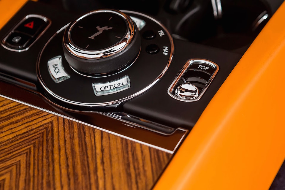 Để tạo thêm niềm phấn khích, Rolls-Royce trang bị cho Dawn hệ thống âm thanh 16 loa, có tính năng điều chỉnh riêng biệt từng loa. Bạn có thể điều chỉnh hệ thống âm thanh này thông qua núm xoay Spirit of Ecstasy Rotary Controller. Ngoài ra nó còn có tính năng một-chạm cho phép truy cập nhanh vào hệ thống giải trí và dẫn đường vệ tinh.