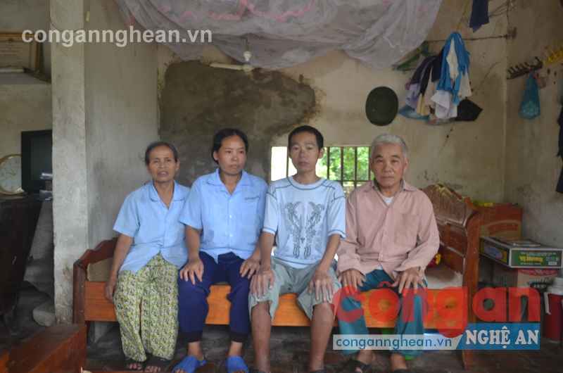 Cám cảnh vợ chồng già nuôi 3 con ngây dại