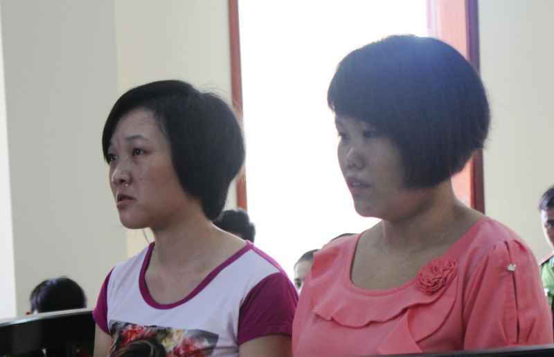 Sùng Thị Súng (trái) và Giàng Thị Vế tại phiên tòa