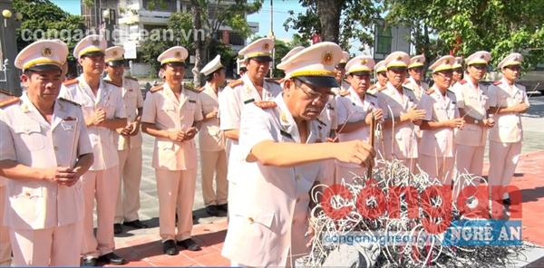 Đồng chí Đại tá Hồ Sỹ Tuấn, Bí thư Đảng ủy, Giám đốc cùng lãnh đạo                         Cảnh sát PC&CC tỉnh dâng hương tại Khu di tích lịch sử Xô Viết Nghệ Tĩnh