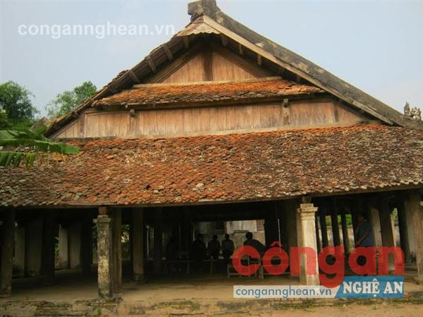  Đình Lương Sơn, nơi ghi lại       chứng tích 7 chiến sỹ của làng Lương Sơn, huyện Đô Lương  bị địch giết hại