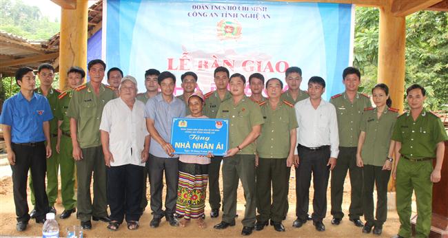 Bàn giao 'Nhà nhân ái' cho CBCS có hoàn cảnh khó khăn