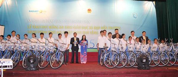 Trao tặng 20 xe đạp cho trẻ em hiếu học