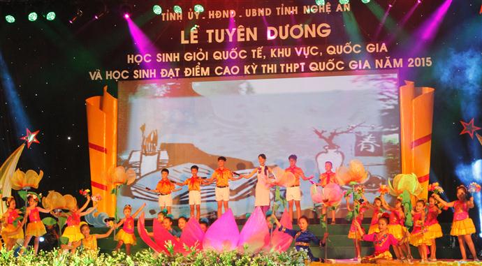 Văn nghệ chào mừng