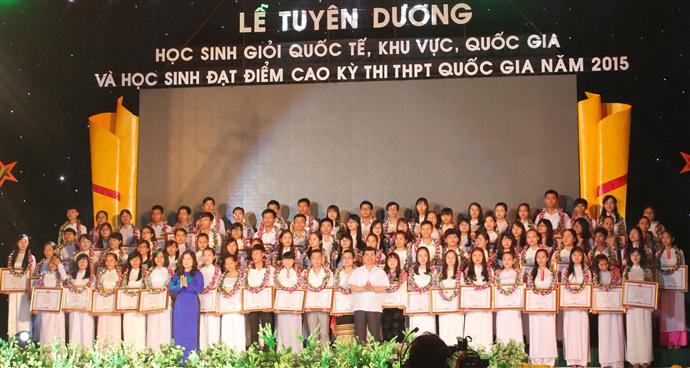 Trao thưởng cho những học sinh đạt điểm cao tại kỳ thi THPT quốc gia