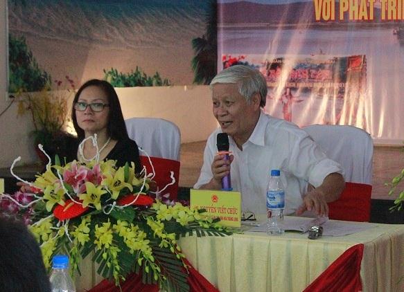 Tiễn sỹ Nguyễn Viết Chức, Viện trưởng Viện nghiên cứu văn hóa Thăng Long và bà Vũ Thị Thảo, Phó Chủ tịch UBND thị xã Hoàng Mai chủ trì buổi tọa đàm