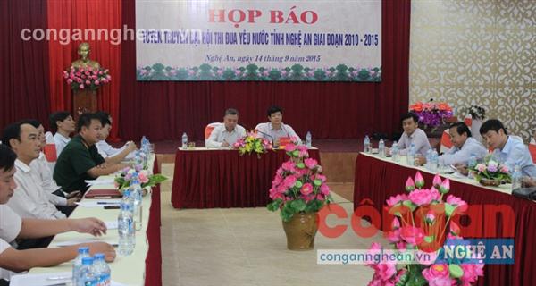 Tại họp báo