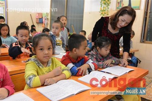Gánh nặng các khoản thu đầu năm học mới
