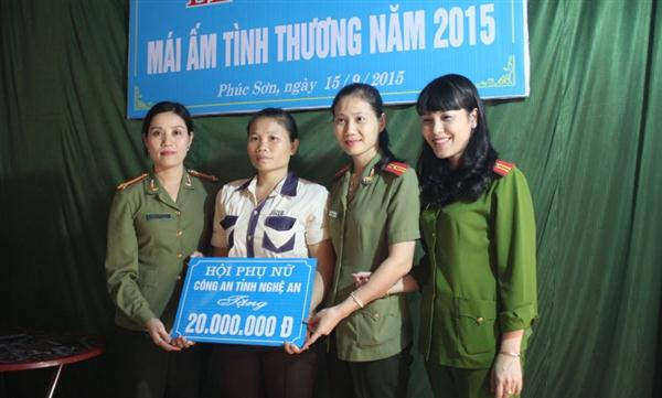 Hội phụ nữ Công an tỉnh trao số tiền hỗ trợ 20 triệu đồng cho chị Luân
