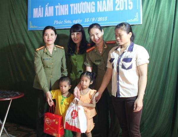 Hội phụ nữ Công an tỉnh trao quà Trung Thu cho 2 con của chị Luân
