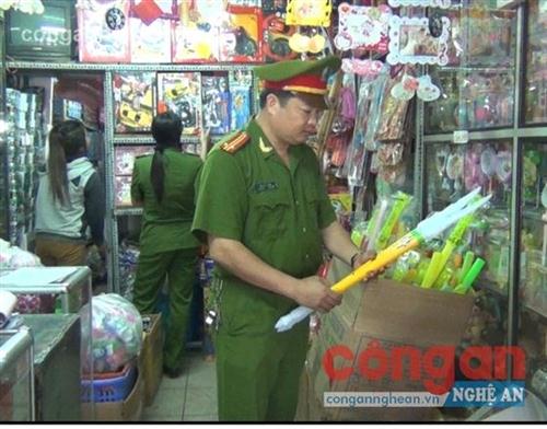 Kiểm tra ki ốt, phát hiện hàng nghìn đồ chơi trẻ em bị cấm
