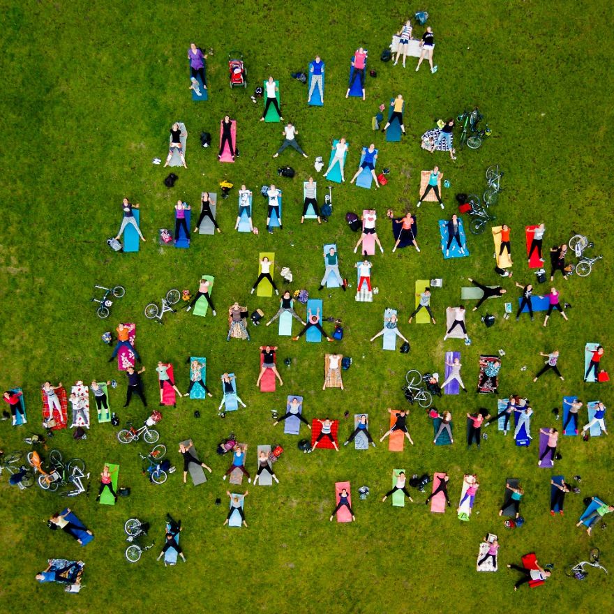 Hàng trăm người đang tập yoga ở công viên trung tâm Vilnius. Khi biết Janulis dùng drone chụp hình, mọi người cố gắng giữ yên vị trí để giúp tác giả có bức ảnh ưng ý.​