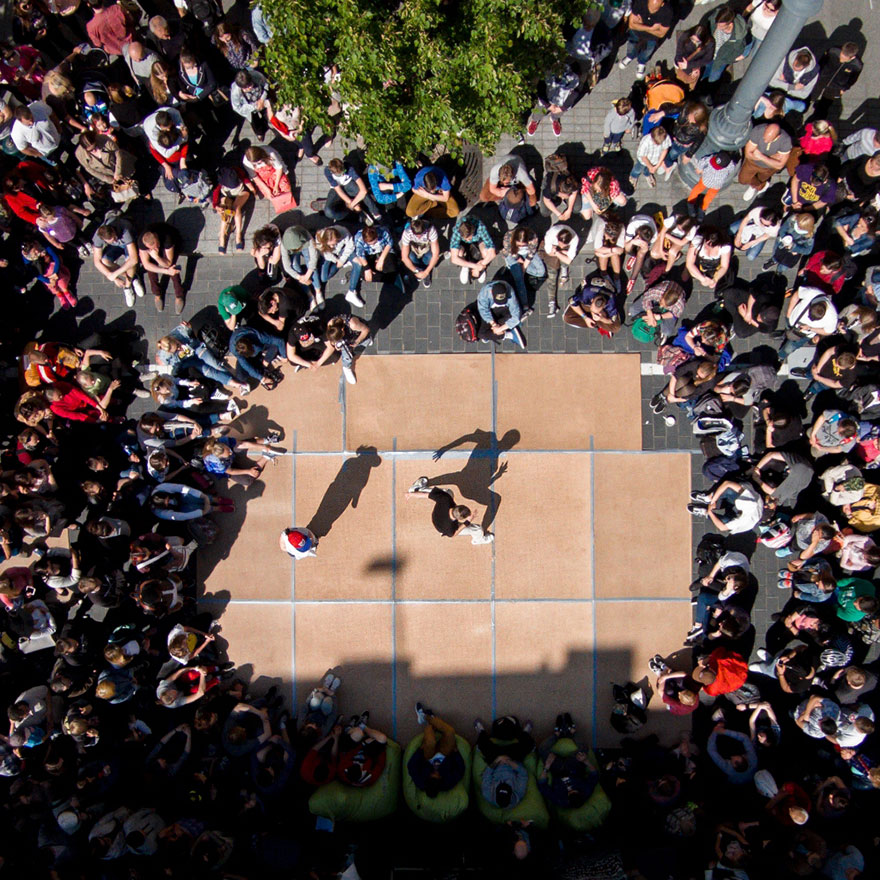 Mọi người đang xem 2 chàng trai thi đấu nhảy break dance, một thể loại nhảy hip hop đường phố.