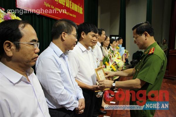 Trao kỷ niệm chương Bảo vệ an ninh Tổ quốc năm 2015