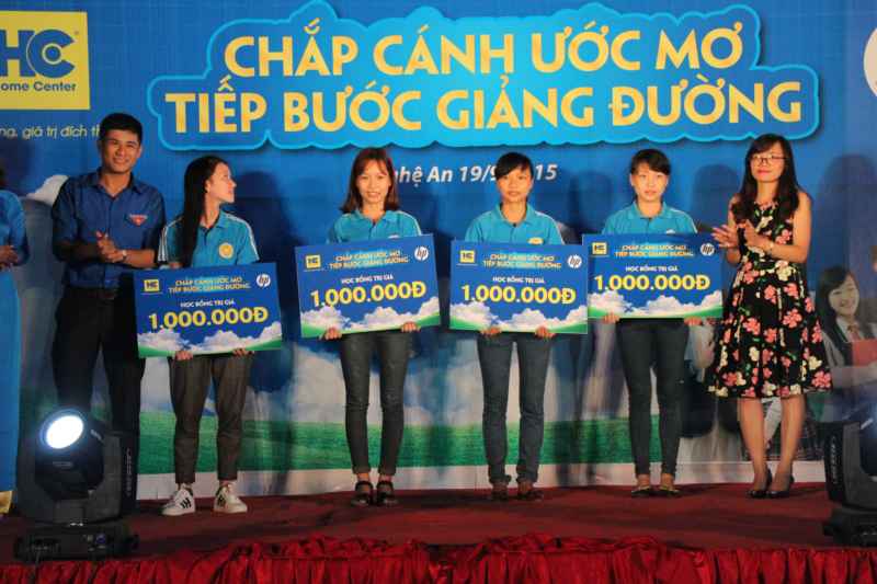 Trao học bổng cho sinh viên xuất sắc