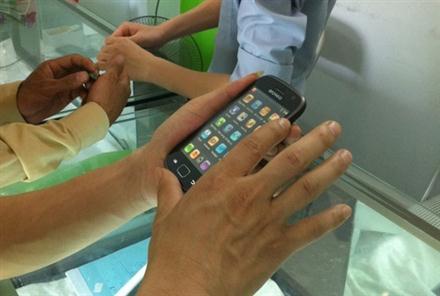 Hỏi mua điện thoại để cướp giật