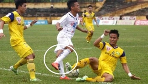 Pha phạm lỗi thô bạo của trung vệ SLNA