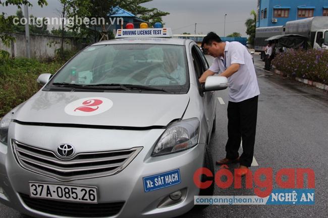 Giáo viên dạy thực hành hướng dẫn học viên các thao tác vận hành xe ôtô tại Trung tâm Đào tạo và sát hạch lái xe số 1