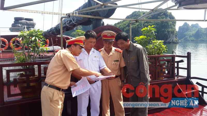Lực lượng cảnh sát đường thủy kiểm tra điều kiện ATGT của phương tiện giao thông đường thủy