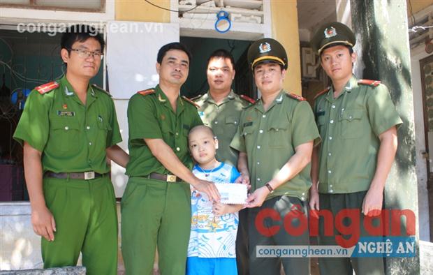 Trao quà cho cán bộ Công an có hoàn cảnh khó khăn