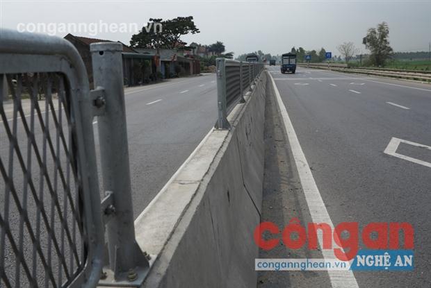 Người dân lại tự ý tháo dỡ lan can, mở đường ngang trên QL1A