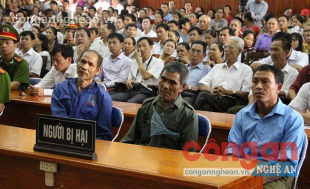 Phiên tòa thu hút sự chú ý quan tâm của rất đông người dân