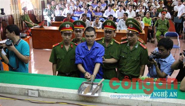 Xem phiên tòa xét xử vụ án giết 4 người ở bản Phồng