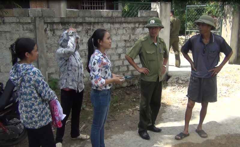 Người dân chứng kiến vụ việc trao đổi với phóng viên