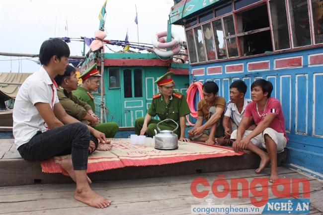 Giúp ngư dân yên tâm bám biển