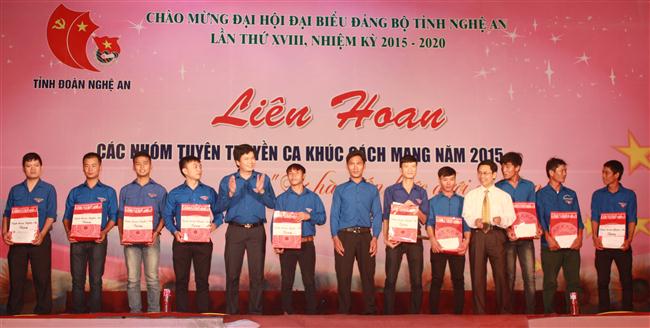 Lãnh đạo tỉnh và Tỉnh đoàn trao quà cho các ngư dân trẻ