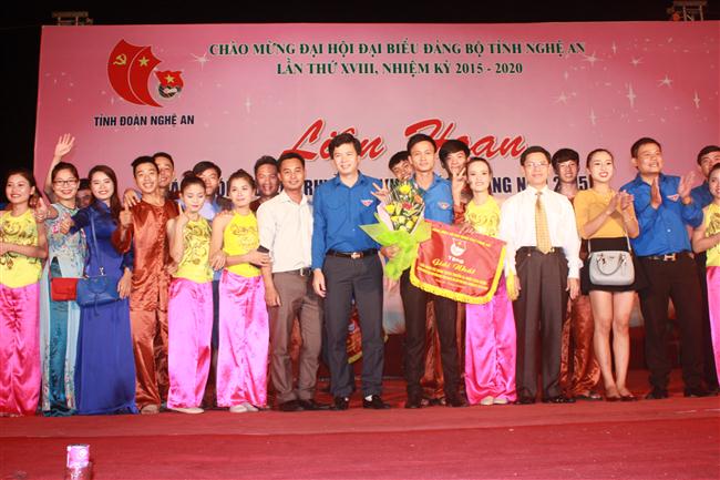 Trao giải cho các đơn vị đạt giải tại liên hoan