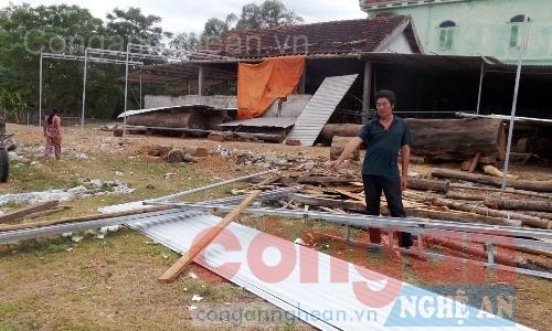 Mái tôn và hàng rào của 2 hộ gia đình bị UBND xã Thanh Văn tháo dỡ, phá bỏ.