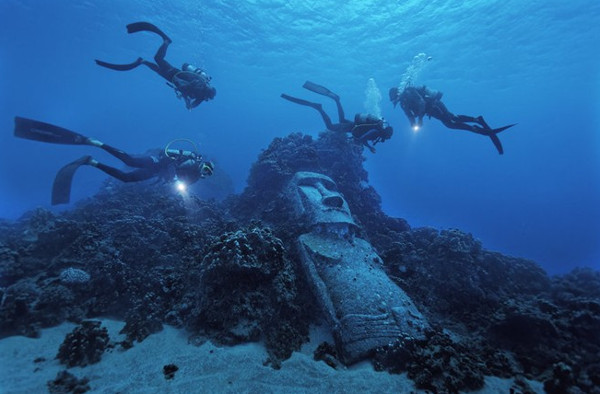 Tượng Moai giả, đảo Phục Sinh, Chile: Khác với những bức tượng khổng lồ và kỳ bí trên bờ biển đảo Phục Sinh, bức tượng này được làm vào năm 1994. Nằm trên rạn san hô, tượng Moai giả là một trong những điểm tham quan hấp dẫn của hòn đảo. (Ảnh: Randy Olson).